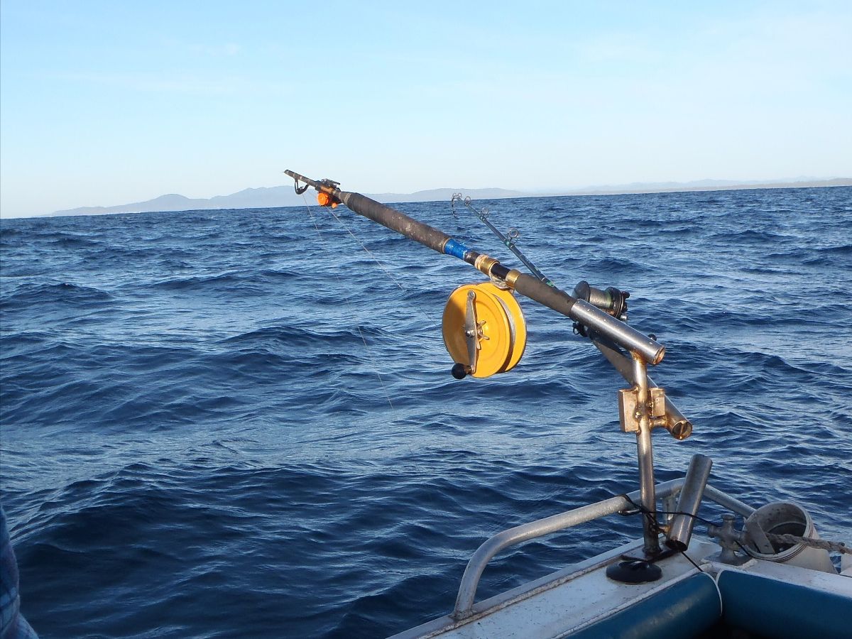 Homemade fishing downrigger fitted with a detachable line counter