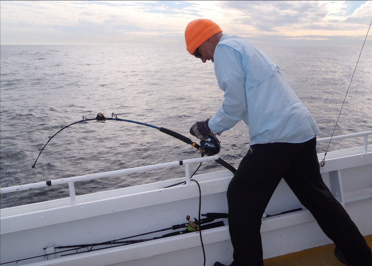 Clip-on fishing line counter mounted on a rod for deep-drop electric-reel fishing
